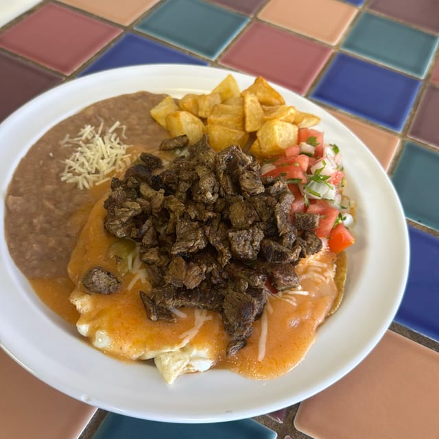 Huevos Rancheros con Carne Asada.